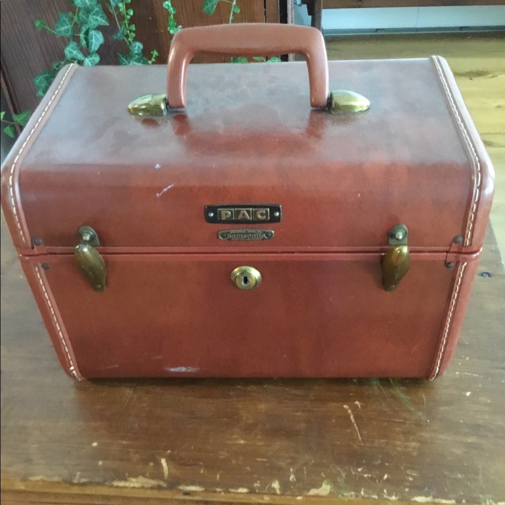 COPY - Brown box/carry on